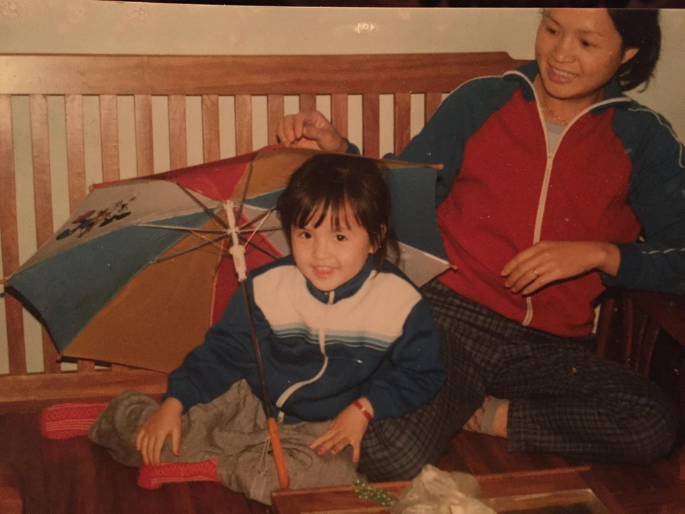 Từ bé, Thu Quỳnh đã là một cô bé rất xinh xắn và dễ thương. Nữ diễn viên tiết lộ, hồi còn bé, cô rất hay được bố mẹ đưa đi chụp ảnh để lưu lại những khoảnh khắc tuổi thơ.