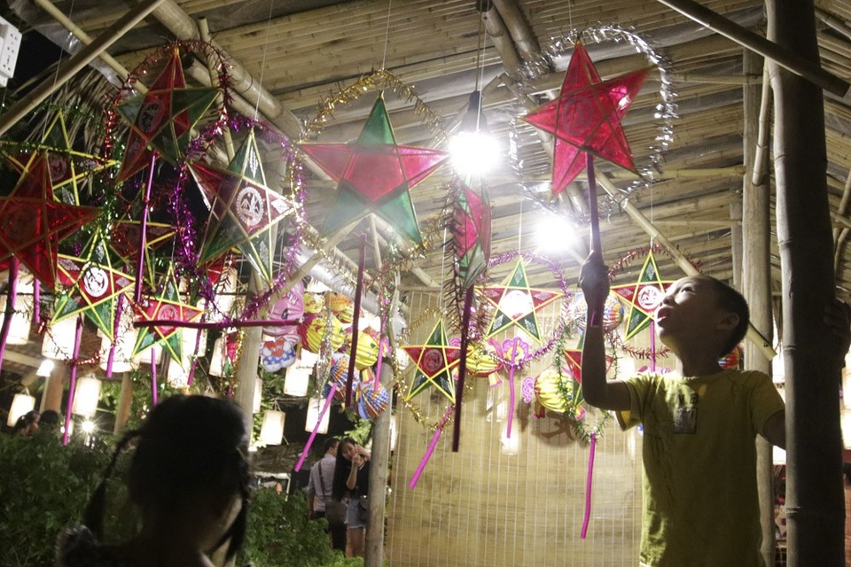 "Ký ức mùa trăng" trong không gian Hồ Văn lung linh - 10
Nhà tre trưng bày các loại đèn ông sao. Tại đây, các bé được tham gia làm đèn ông sao, làm mặt nạ giấy bồi, đèn kéo quân… và được mang về những phần quà hấp dẫn như những chiếc trống bỏi, đèn hoa chữ…
