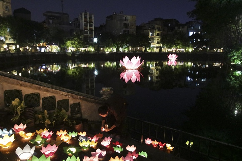"Ký ức mùa trăng" trong không gian Hồ Văn lung linh - 14 Thả đèn hoa đăng trên mặt nước Hồ Văn.