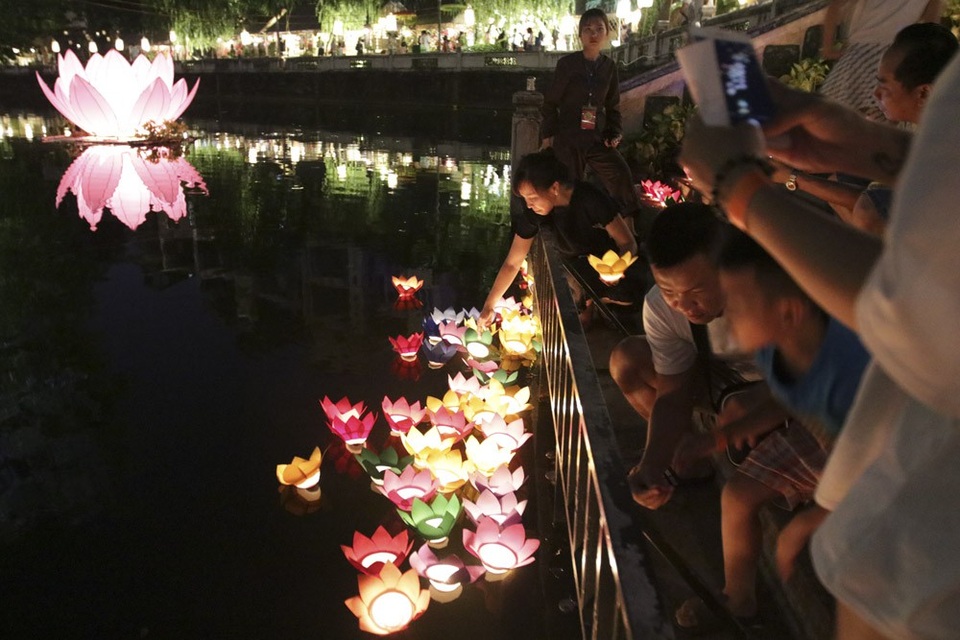 "Ký ức mùa trăng" trong không gian Hồ Văn lung linh - 15 "Ký ức mùa trăng" trong không gian Hồ Văn lung linh - 15