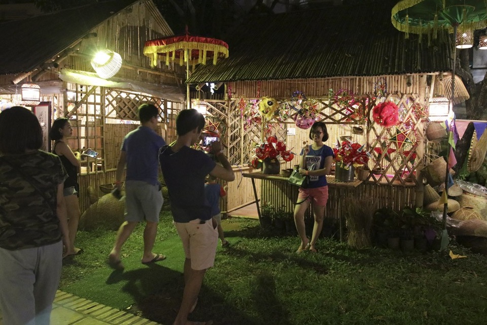 "Ký ức mùa trăng" trong không gian Hồ Văn lung linh - 2
Các khu trưng bày trang trí được thắp đèn lung linh bao quanh Hồ Văn, mỗi nơi là một trải nghiệm thú vị.