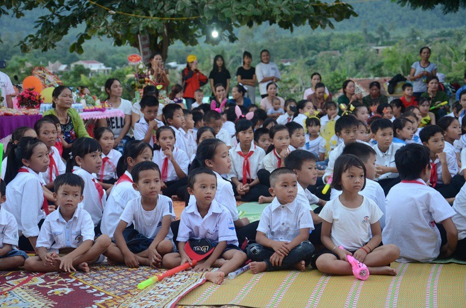 Quảng Bình: Mang niềm vui Trung thu đến với học sinh nghèo, trẻ em dân tộc - 7 Quảng Bình: Mang niềm vui Trung thu đến với học sinh nghèo, trẻ em dân tộc - 7