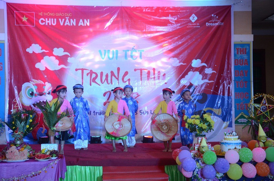 Quảng Bình: Mang niềm vui Trung thu đến với học sinh nghèo, trẻ em dân tộc - 1 Chương trình Vui tết Trung thu” được tổ chức tại Trường TH và THCS Sơn Lộc