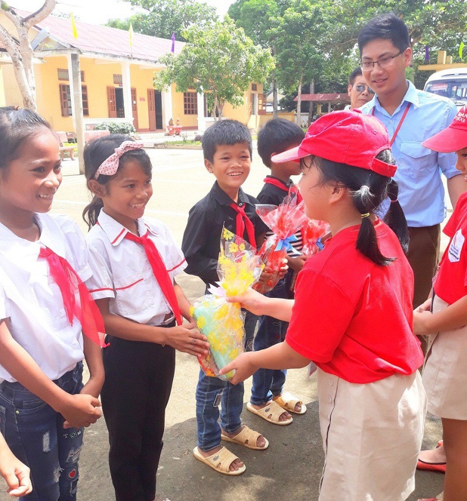 Quảng Bình: Mang niềm vui Trung thu đến với học sinh nghèo, trẻ em dân tộc - 3 Trước đó, cô và trò Hệ thống giáo dục Chu Văn An cũng đã dành tặng 50 suất quà Trung thu đầy ý nghĩa đến cho các em học sinh tại Trường TH và THCS dân tộc bán trú Ba Rền, huyện Bố Trạch.