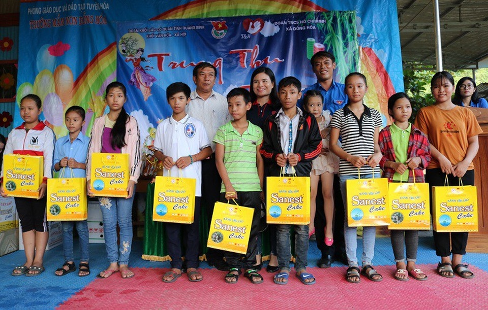 Quảng Bình: Mang niềm vui Trung thu đến với học sinh nghèo, trẻ em dân tộc - 6 Đoàn Khối văn hóa - Xã hội (thuộc Đoàn Khối CCQ tỉnh Quảng Bình) tặng quà Trung thu cho các em học sinh có hoàn cảnh đặc biệt khó khăn ở cấp tiểu học và THCS xã Đồng Hóa, huyện Tuyên Hóa