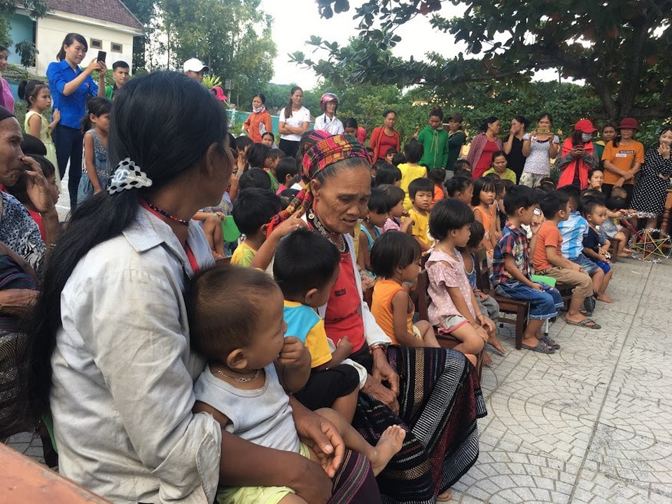 Quảng Bình: Mang niềm vui Trung thu đến với học sinh nghèo, trẻ em dân tộc - 5 Các em học sinh dân tộc Vân Kiều cùng phụ các phụ huynh háo hức theo dõi chương trình