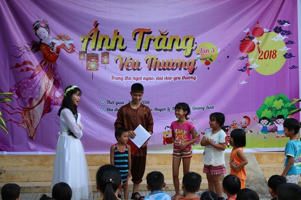 Quảng Bình: Mang niềm vui Trung thu đến với học sinh nghèo, trẻ em dân tộc - 4 Ánh trăng yêu thương mang niềm vui đến với các em nhỏ Vân Kiều tại xã Kim Thủy, huyện Lệ Thủy