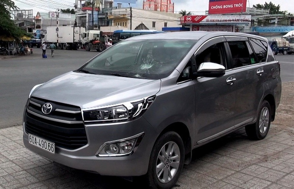 Người đàn ông đập phá xe vợ cũ khi người này cùng chồng mới về thăm quê - 2 Chiếc xe của anh Chánh bị Hải đập vỡ kính