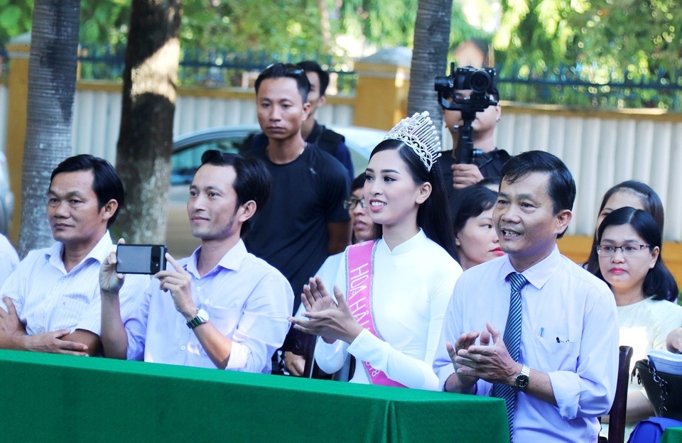 Hoa hậu Trần Tiểu Vy về thăm trường cũ, tặng quà các học sinh xuất sắc - 2
Hoa hậu Trần Tiểu Vy về thăm lại ngôi trường cũ - Trường THPT Trần Quý Cáp (TP Hội An, Quảng Nam).
