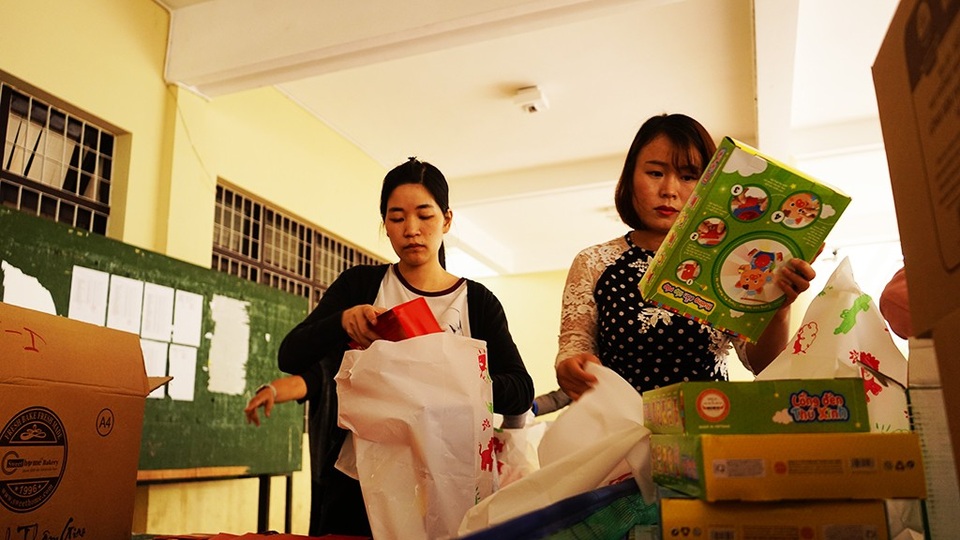 Báo Dân trí đem trung thu đến với học sinh mồ côi, khó khăn ở xứ ngàn thông - 1 200 phần quà gồm: bánh trung thu, lồng đèn, sữa và áo lạnh đã được trao tận tay các em. Những suất quà tuy không lớn nhưng chứa đựng nhiều tình cảm, nhằm động viên các em có một mùa trung thu ý nghĩa và vượt qua mọi hoàn cảnh để vươn lên trong học tập.