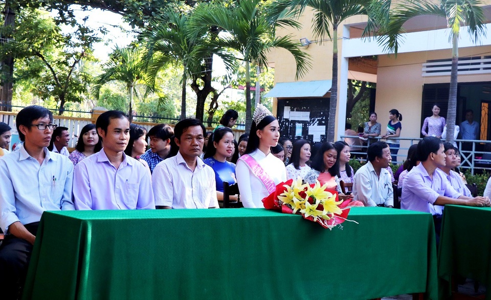 Hoa hậu Trần Tiểu Vy về thăm trường cũ, tặng quà các học sinh xuất sắc - 1 Hoa hậu Trần Tiểu Vy về thăm trường cũ, tặng quà các học sinh xuất sắc - 1
