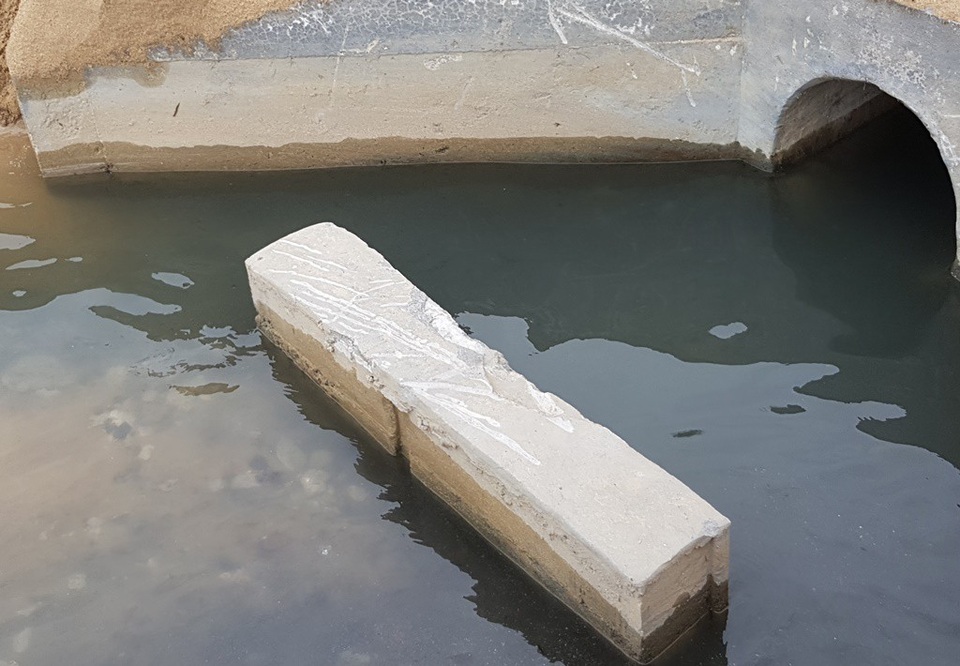Du khách sợ hãi vì cống xả màu đen đổ thẳng ra Vịnh Nha Trang - 2 Cống xả thải ngay bên bãi tắm gần khu Hòn Chồng trên biển Nha Trang