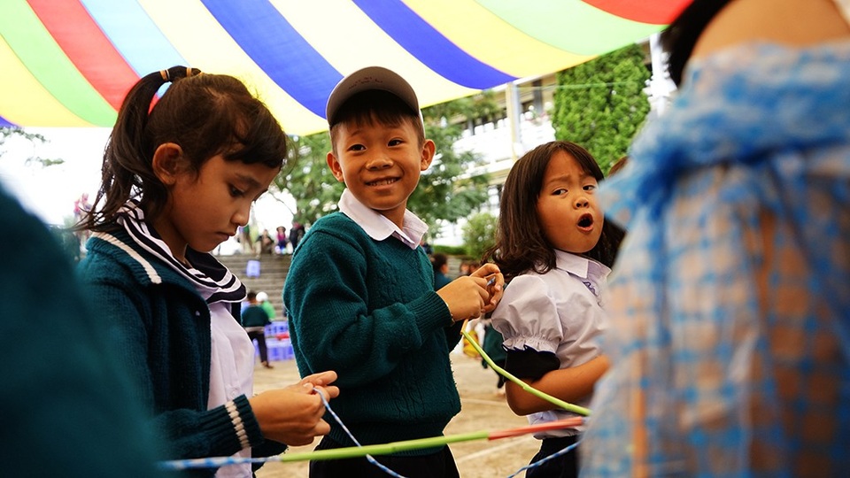 Báo Dân trí đem trung thu đến với học sinh mồ côi, khó khăn ở xứ ngàn thông - 3 Hàng năm, nhà trường cũng tổ chức nhiều hoạt động để giúp đỡ các em học sinh nhưng chỉ giúp đỡ được một phần vì chi phí nhà trường có hạn.