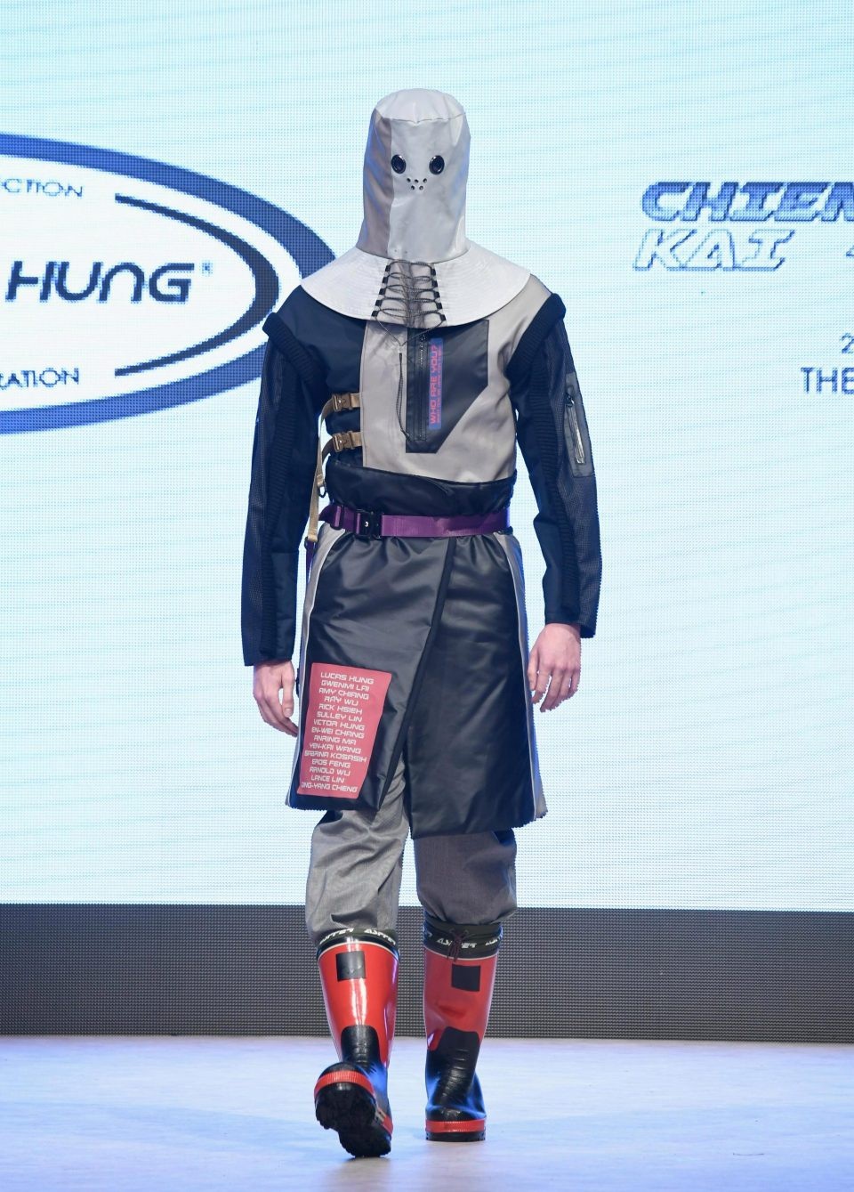 “Thời trang ninja” xuất hiện trên sàn catwalk - 2 Người mẫu này hẳn phải rất khó khăn để nhìn thấy rõ tuyến catwalk của mình.