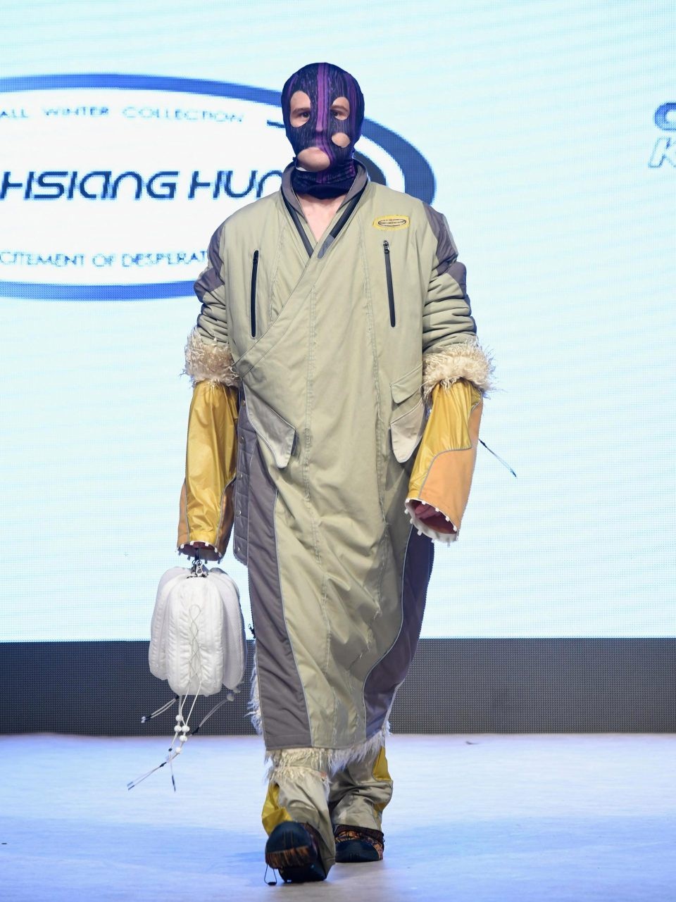 “Thời trang ninja” xuất hiện trên sàn catwalk - 4 Bộ sưu tập “Bình minh hé lộ” thực sự là một “thách đố” đối với thẩm mỹ thời trang.