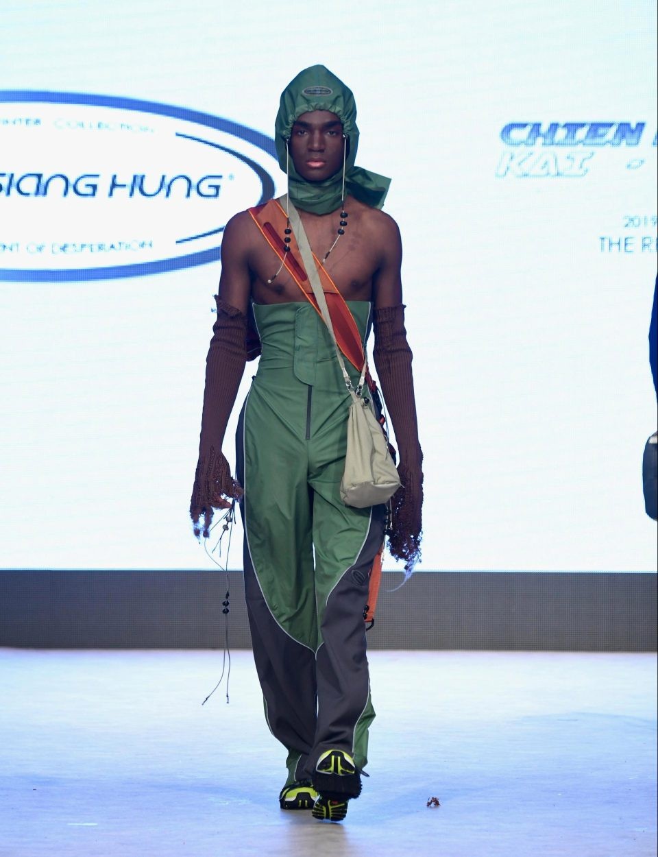 “Thời trang ninja” xuất hiện trên sàn catwalk - 5 Riêng bộ trang phục này không “kín như bưng” giống các bộ trang phục khác trong bộ sưu tập.