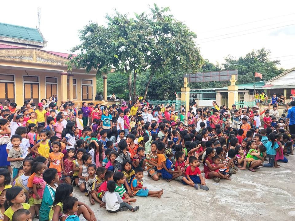 Học sinh và các em nhỏ vùng cao tập trung vui Tết trung thu