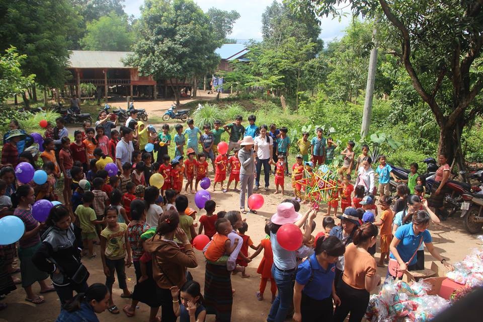 Các em nhỏ hát múa tạo không khí ấm áp nơi bản làng