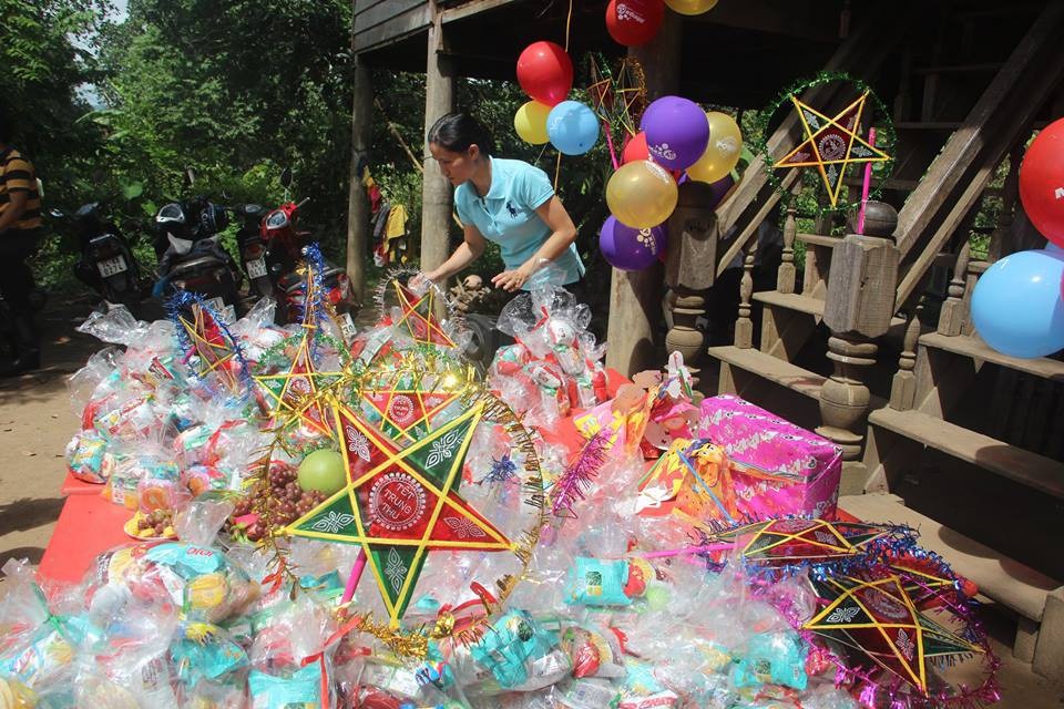 Những phần quà và đèn ông sao được chuẩn bị