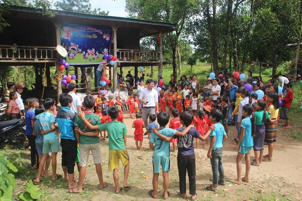 Các em học sinh vùng cao lần đầu đón Trung thu thật ý nghĩa