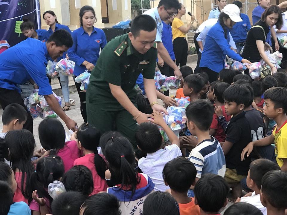 Cán bộ, chiến sĩ Đồn Biên phòng Lao Bảo và Hải quan tặng quà Trung thu cho các cháu