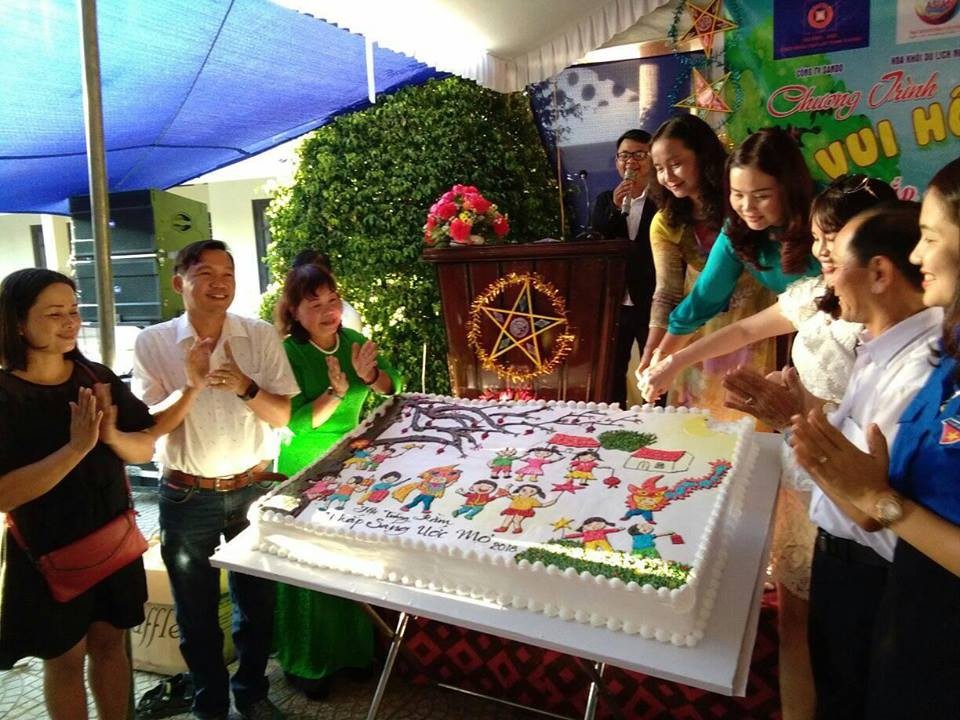 Chiếc bánh Trung thu đặc biệt tặng cho các cháu Trường trẻ em khuyết tật và Mái ấm tình hồng