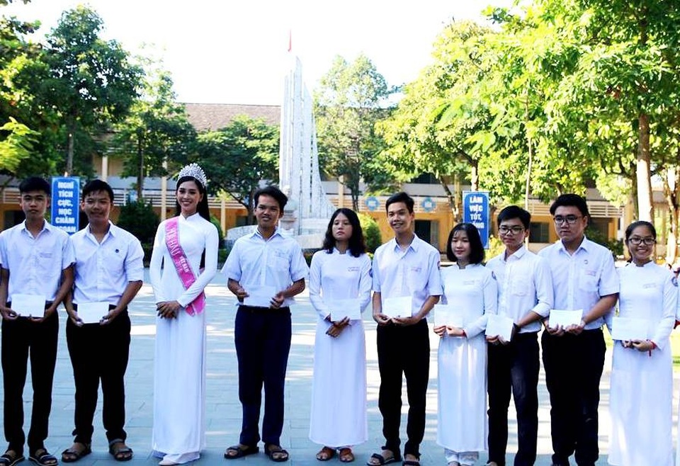 Hoa hậu Trần Tiểu Vy về thăm trường cũ, tặng quà các học sinh xuất sắc - 5 Hoa hậu Tiểu Vy tặng quà đến các em học sinh có thành tích xuất sắc trong học tập