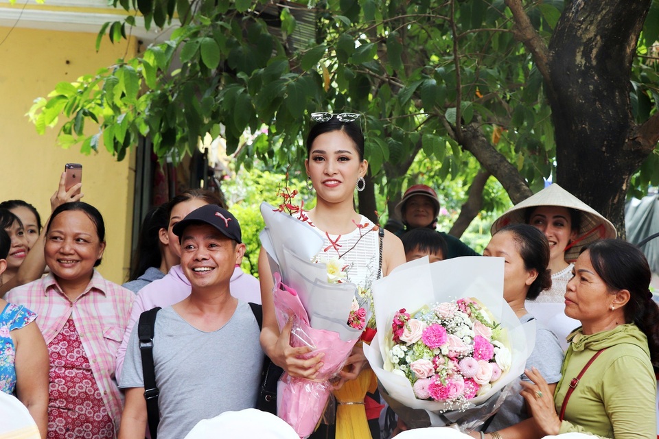 Hoa hậu Trần Tiểu Vy về thăm trường cũ, tặng quà các học sinh xuất sắc - 6
Rất đông người dân TP Hội An chào đón và chụp hình lưu niệm với Hoa hậu Trần Tiểu Vy.