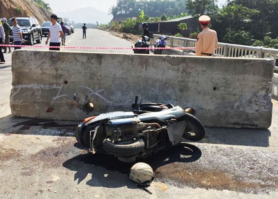 Lao vào khối bê tông chắn ngang đường, thầy giáo nước ngoài nhập viện - 1 Hiện trường vụ tai nạn