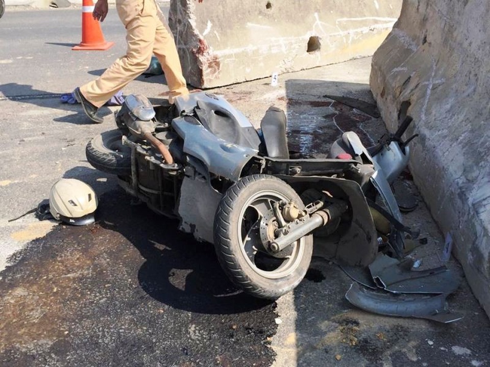 Lao vào khối bê tông chắn ngang đường, thầy giáo nước ngoài nhập viện - 2
Sau cú tông mạnh, chiếc xe máy bị hư hỏng nặng, thầy giáo nước ngoài phải nhập viện cấp cứu.