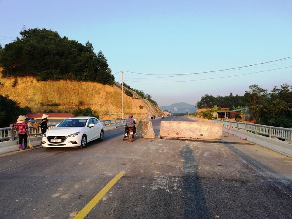 Lao vào khối bê tông chắn ngang đường, thầy giáo nước ngoài nhập viện - 4
Hai khối bê tông lớn chắn ngang đường bẫy người tham gia giao thông nhưng không hề có biển cảnh báo.