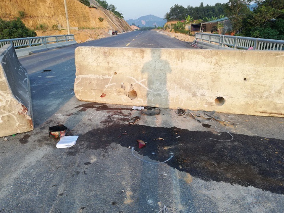 Lao vào khối bê tông chắn ngang đường, thầy giáo nước ngoài nhập viện - 3 Lao vào khối bê tông chắn ngang đường, thầy giáo nước ngoài nhập viện - 3