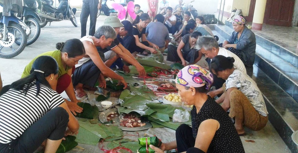 Cả làng phá cỗ Trung thu bằng... bánh chưng - 1
Trong ngày này mọi người dân Thanh Hòa đều gác lại công việc riêng tư để tập trung cho việc gói bánh chưng chuẩn bị Tết Trung thu.