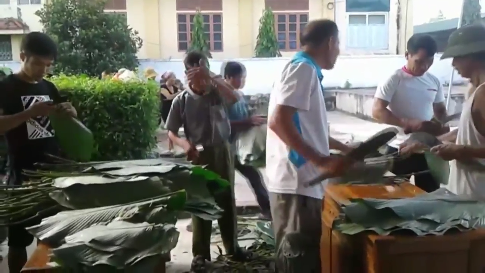 Cả làng phá cỗ Trung thu bằng... bánh chưng - 2
Trong khi cánh chị em đi chợ mua nguyên liệu, thì cánh mày râu chẻ lạt, xếp lá...