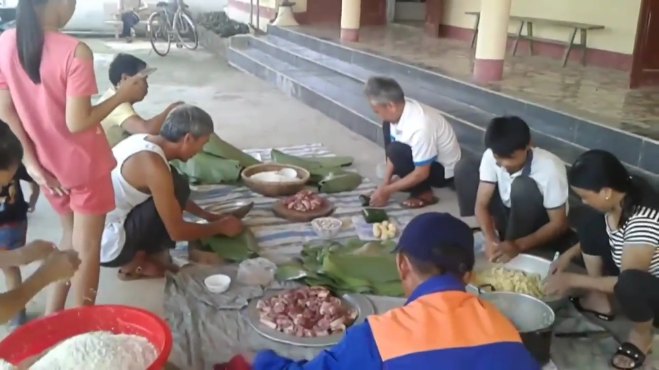 Cả làng phá cỗ Trung thu bằng... bánh chưng - 3 Phong tục này đã có tại thôn Thanh Hòa hơn 10 năm nay.