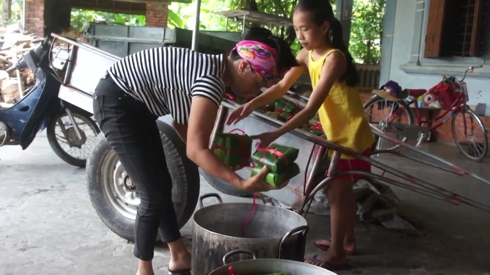 Cả làng phá cỗ Trung thu bằng... bánh chưng - 4 Trẻ con cũng háo hức phụ giúp
