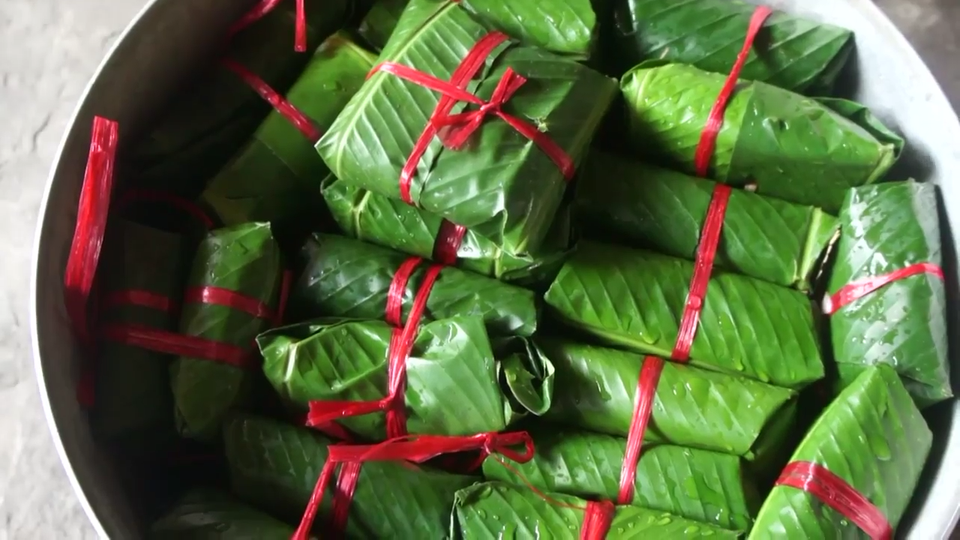 Cả làng phá cỗ Trung thu bằng... bánh chưng - 5 Năm nay, cả thôn gói được gần 100 chiếc bánh. Kinh phí làm bánh được trích từ các chi hội và người dân đóng góp