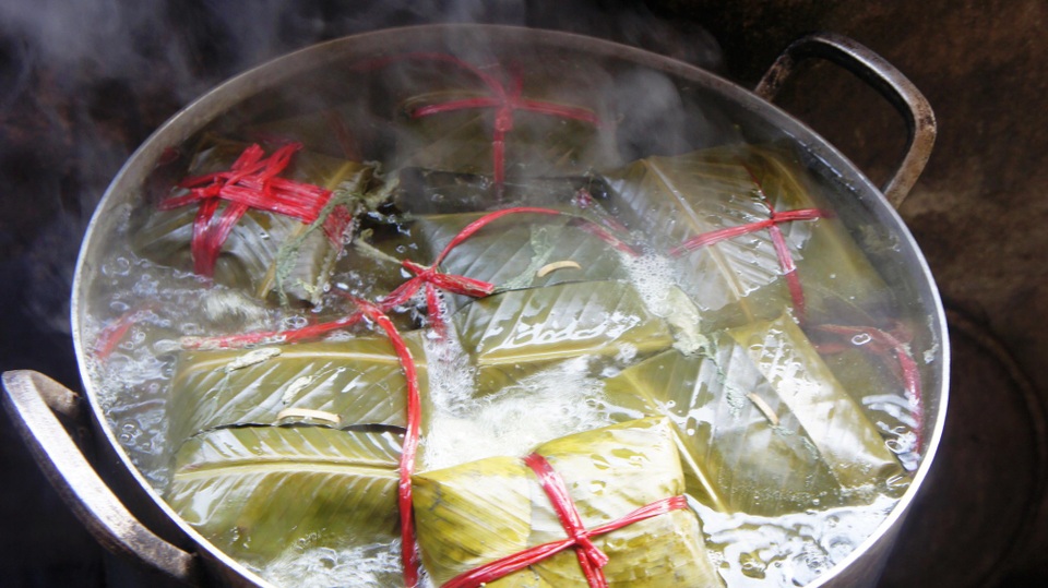 Cả làng phá cỗ Trung thu bằng... bánh chưng - 7 Những chiếc bánh sau khi được nấu chín sẽ được bày lên mâm cỗ Trung thu và phát lại cho từng gia đình.