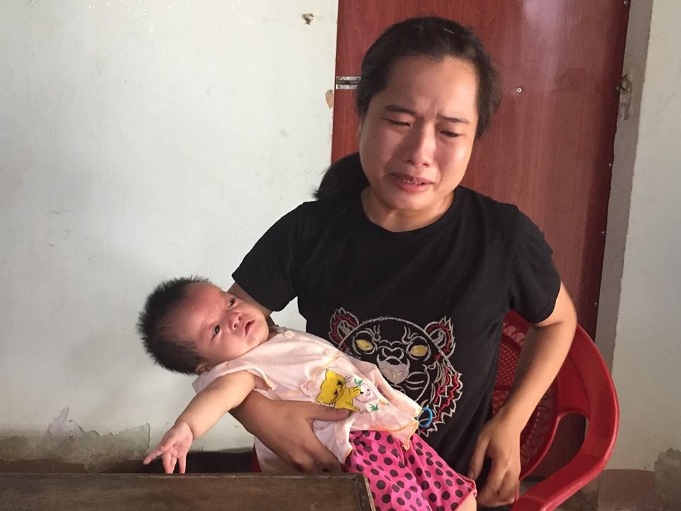 Xót xa bé gái 11 tháng tuổi bị 5 căn bệnh đày đọa - 2 Nỗi đau buốt lòng của người mẹ trẻ khi nhìn đứa con của mình vật lộn với bệnh tật mà bất lực