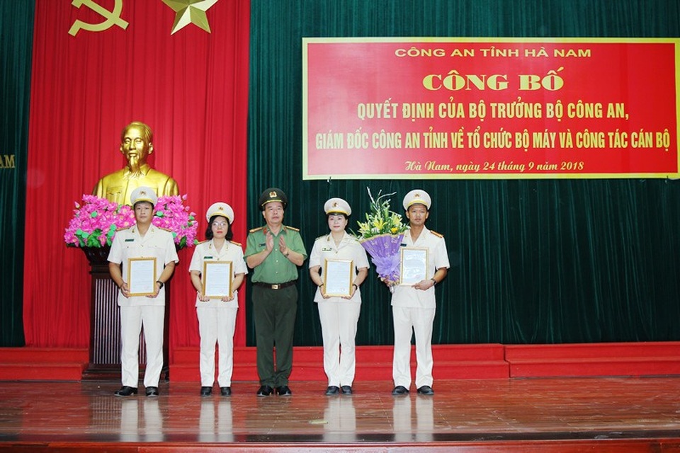 
Đại tá Nguyễn Đại tá Nguyễn Văn Trung, Giám đốc Công an tỉnh trao quyết định và tặng hoa chúc mừng các Trưởng phòng, phó trưởng phòng.
