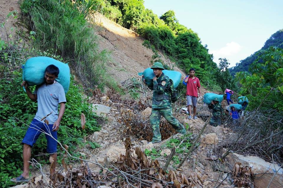 Trèo đèo, vượt suối “cõng Trung thu” vào với trẻ em vùng lũ - 8 Việc vận chuyển hàng hóa vào tổ chức Trung thu cho các em nhỏ còn có sự tham gia của các phụ huynh và bà con dân bản nơi đoàn đi qua.