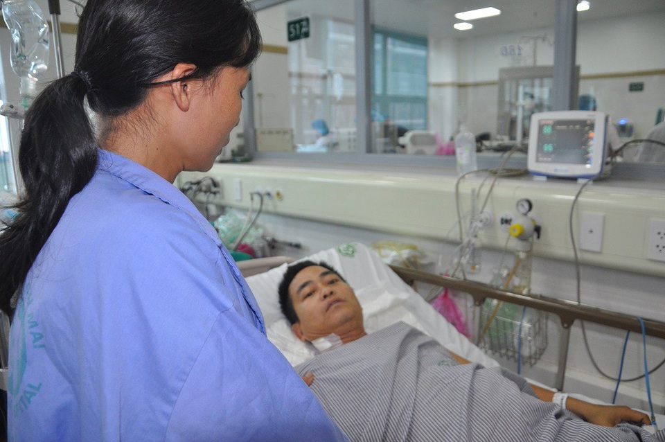 Nước mắt người vợ nghèo khi chồng cận kề cái chết, 4 con nhỏ dại - 3 Anh Trường bị lừa đi nước ngoài nên mất trắng số tiền hơn 100 triệu đồng trước đó.