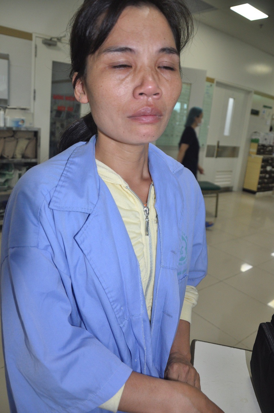 Nước mắt người vợ nghèo khi chồng cận kề cái chết, 4 con nhỏ dại - 5 Không bấu víu được vào đâu để vay tiền cứu chồng, chị Thay chỉ biết khóc van xin ông trời thương xót.