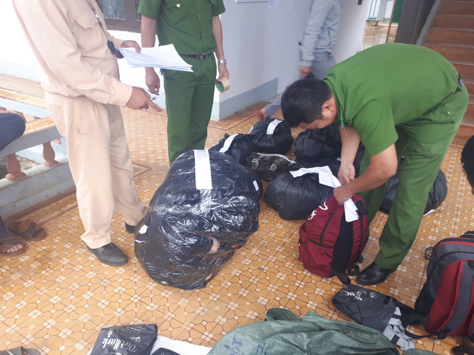 Phát hiện nhiều hàng cấm trên xe của hai đối tượng tự xưng nhà báo - 2 Công an niêm phong tang vật gồm nhiều hàng cấm