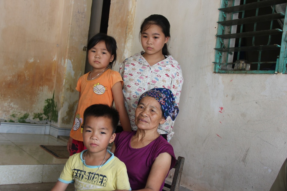 Mẹ chết vì điện giật, bố ra đi vì tai nạn giao thông, ba con sống cảnh bơ vơ đói khát - 4 Chỗ dựa duy nhất của các em là ông bà nội đã già yếu.