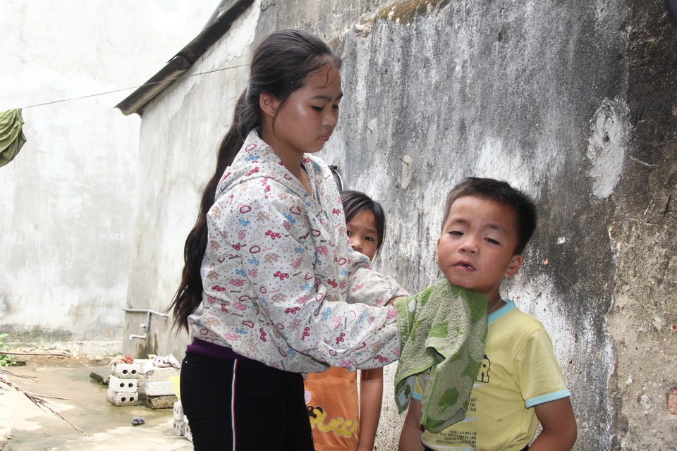 Mẹ chết vì điện giật, bố ra đi vì tai nạn giao thông, ba con sống cảnh bơ vơ đói khát - 6 Người chị cả dù mới 13 tuổi nhưng cũng như người mẹ chăm sóc các em của mình.