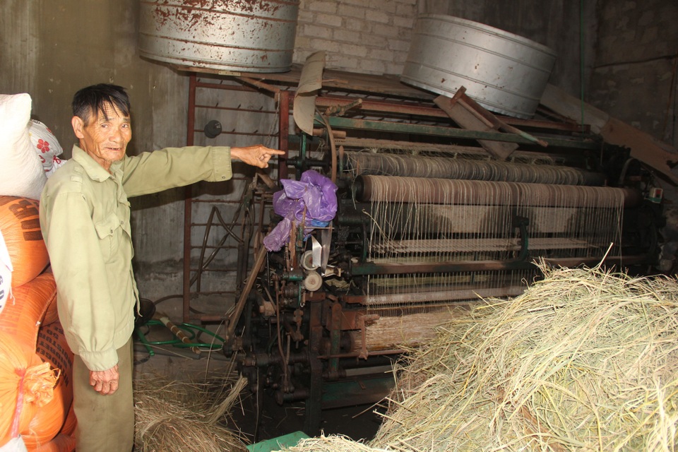 Mẹ chết vì điện giật, bố ra đi vì tai nạn giao thông, ba con sống cảnh bơ vơ đói khát - 2 Ông Thê chỉ nơi người mẹ của em ngồi dệt chiếu bị điện giật chết.