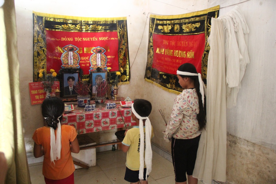 Mẹ chết vì điện giật, bố ra đi vì tai nạn giao thông, ba con sống cảnh bơ vơ đói khát - 1 Ba đứa trẻ đã phải mồ côi cả bố và mẹ khi tuổi còn quá nhỏ.