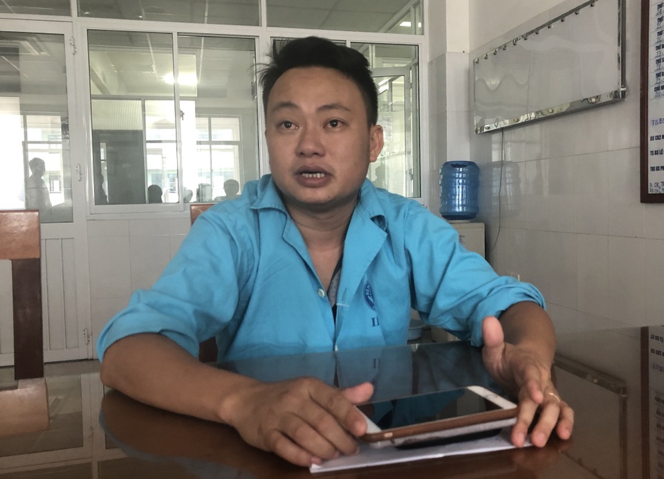 Vụ hai mẹ con du khách tử vong: Chuyển hồ sơ sang công an thành phố - 1
Anh Vạn - người chồng sống sót trong gia đình du khách có hai người tử vong khi đi du lịch đến Đà Nẵng - mong cơ quan chức năng sớm điều tra rõ ràng nguyên nhân vụ việc