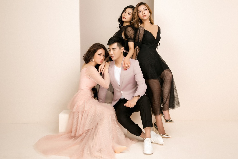 3 hot girl tạo dáng bên hot boy Cường Bely.